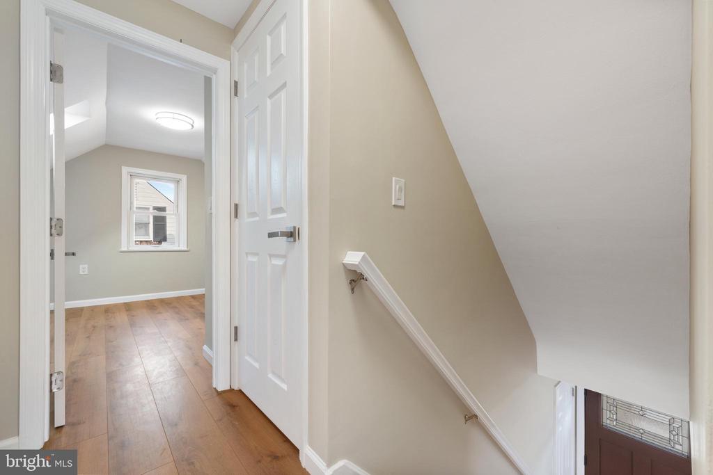 868 WHITEHORSE HAMILTON SQUARE