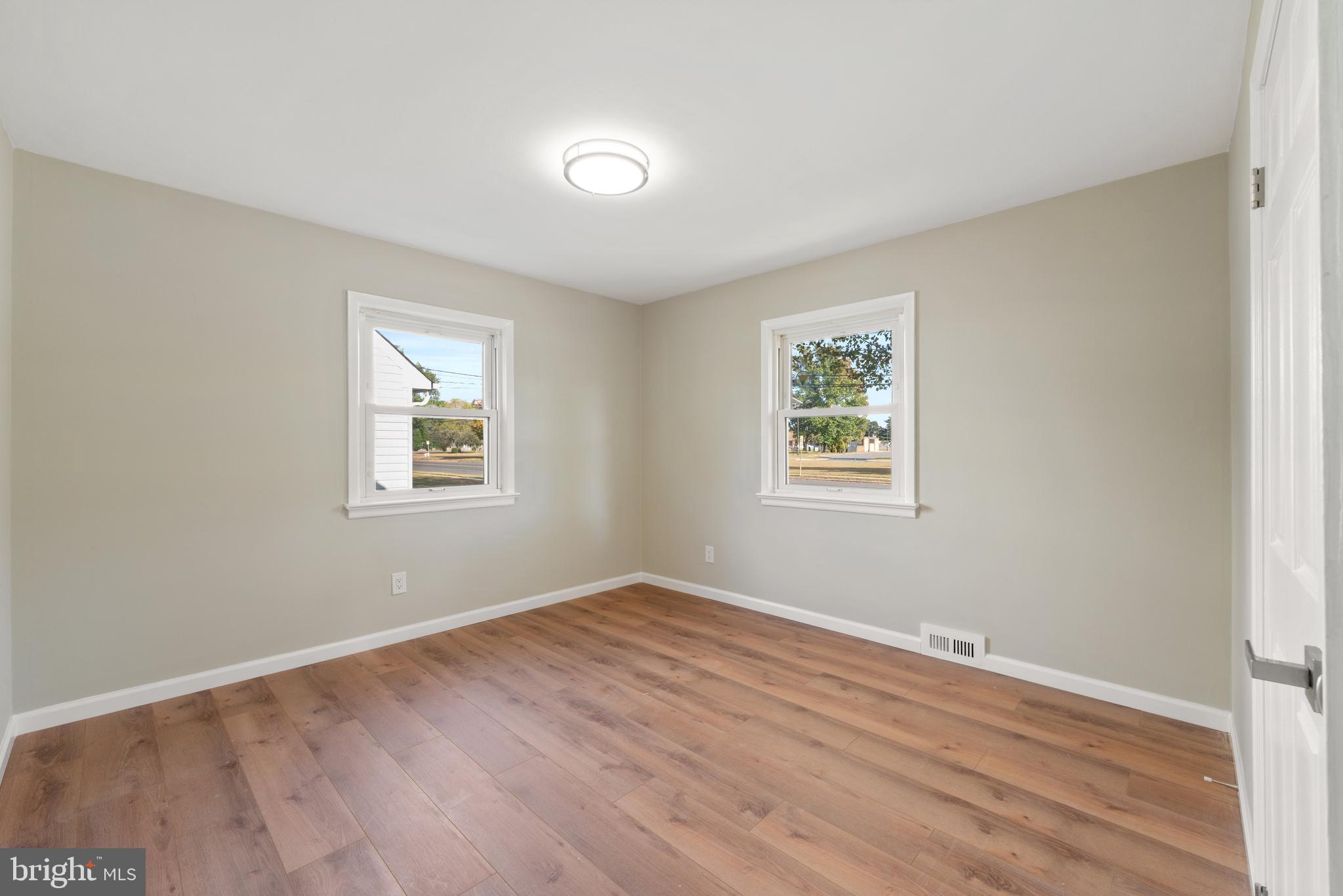 868 WHITEHORSE HAMILTON SQUARE