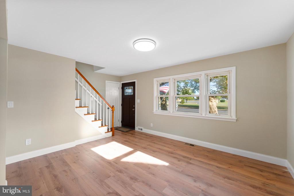 868 WHITEHORSE HAMILTON SQUARE