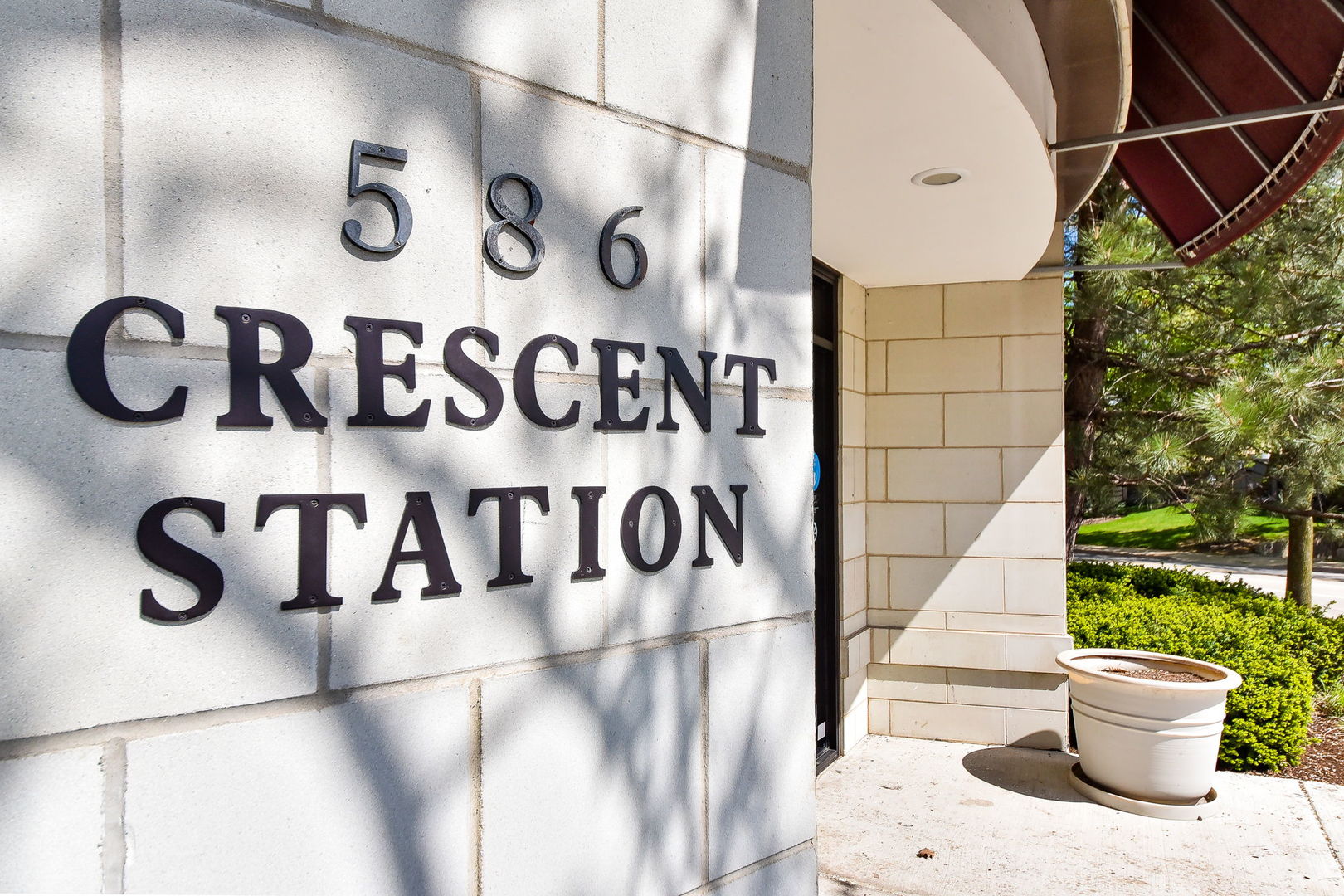 586 Crescent Boulevard Unit: 305