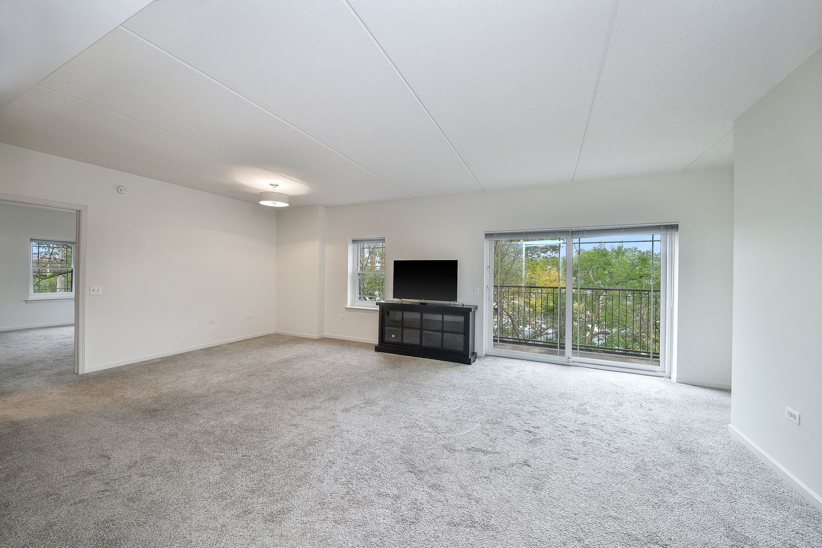 586 Crescent Boulevard Unit: 305