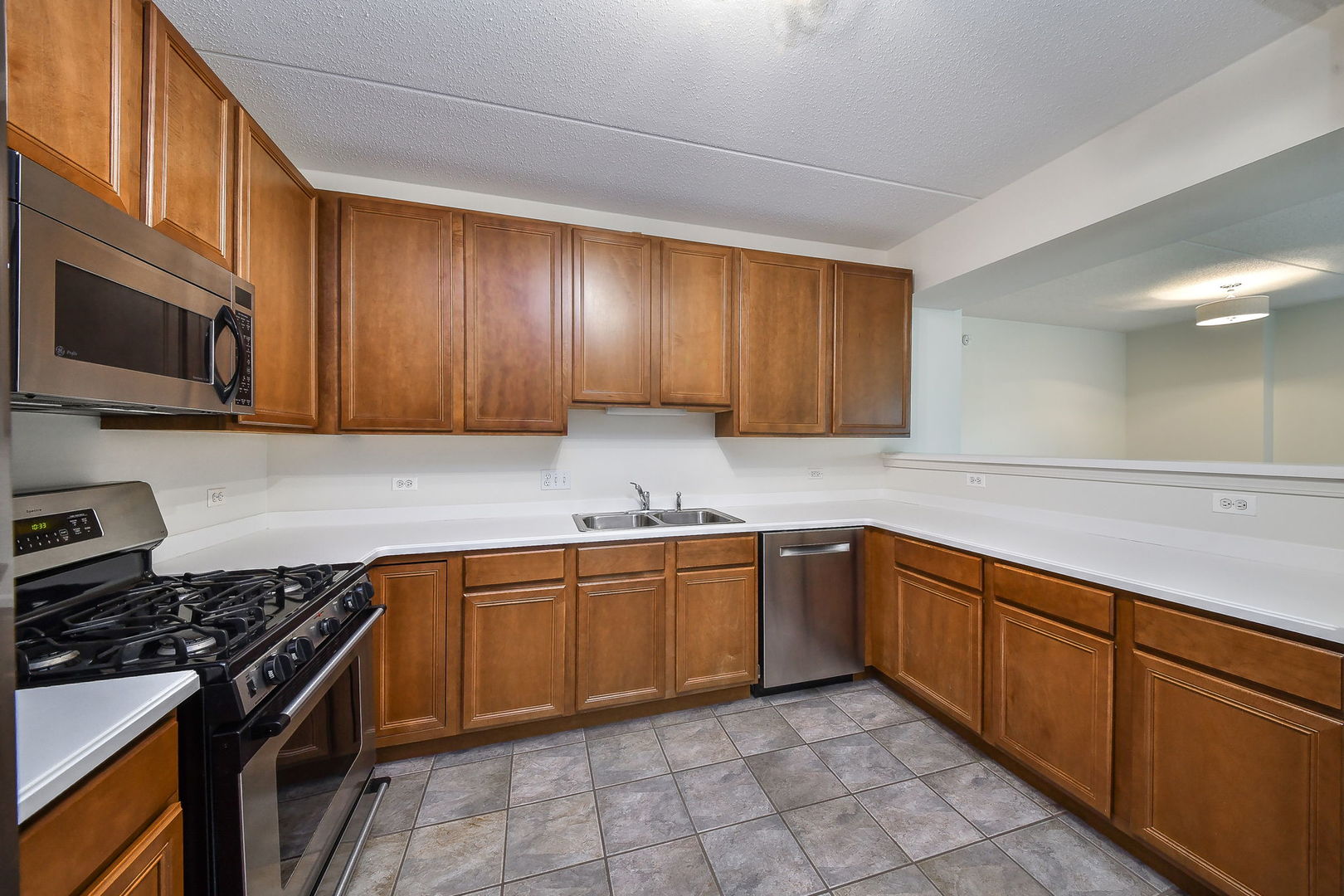 586 Crescent Boulevard Unit: 305