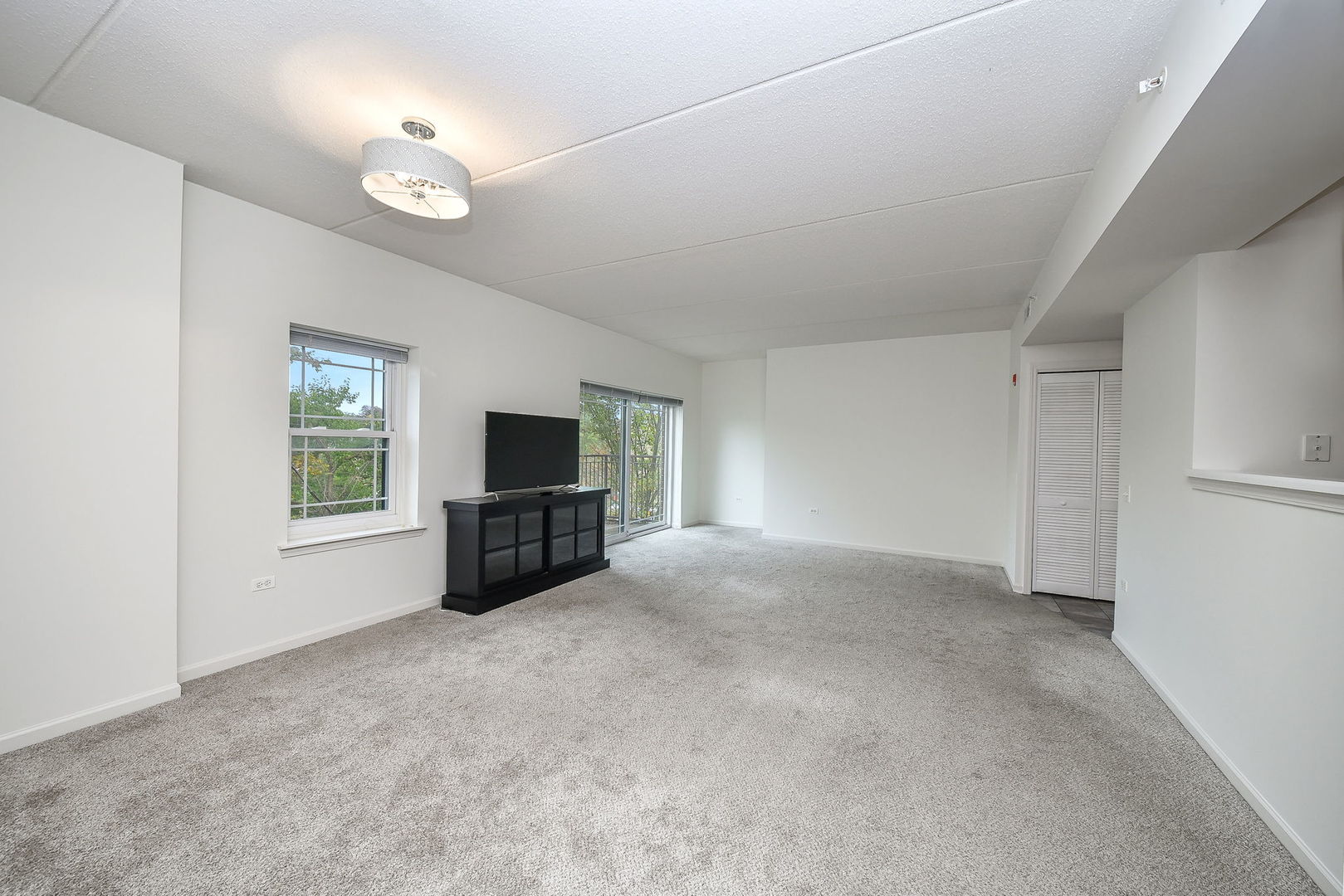 586 Crescent Boulevard Unit: 305