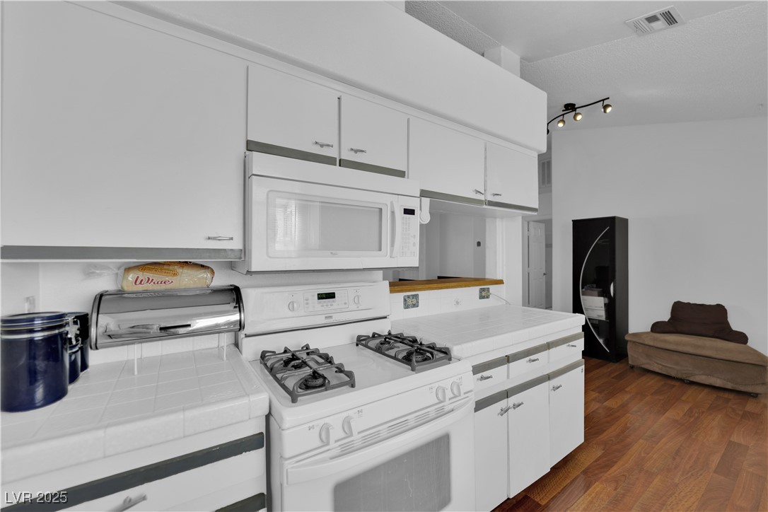 1600 North Torrey Pines Drive 202