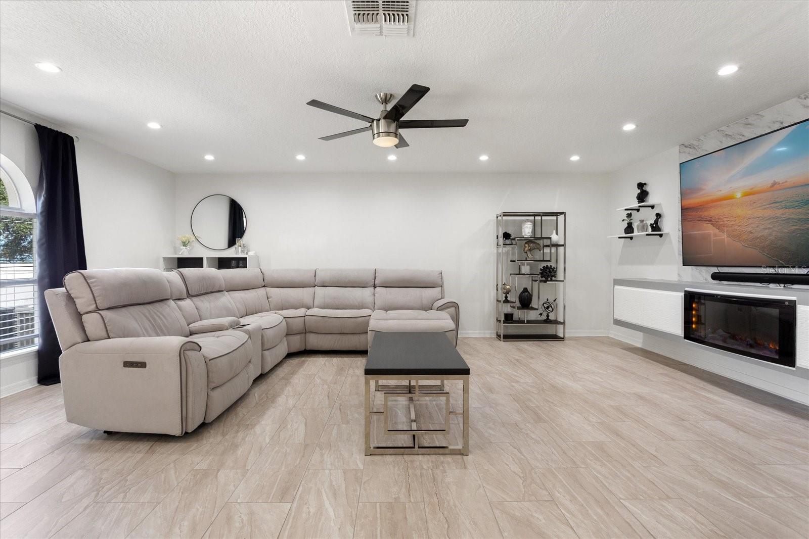 106 HENDRIX CIR