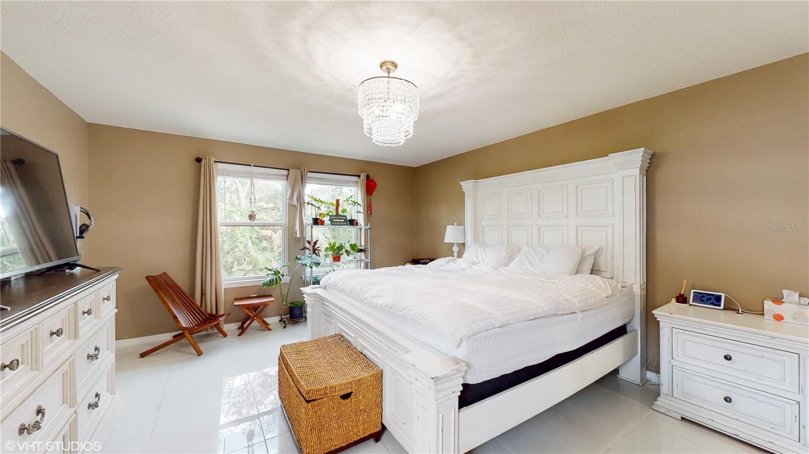 1240 BELLA VISTA CIR