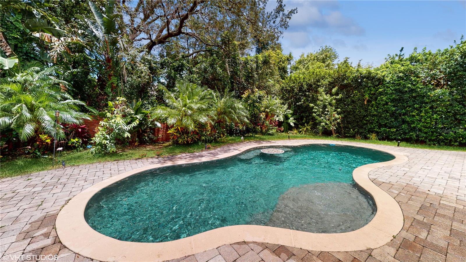 1240 BELLA VISTA CIR