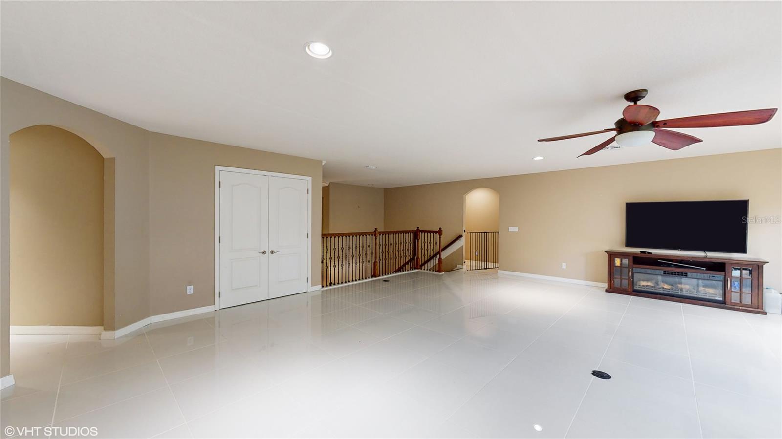 1240 BELLA VISTA CIR