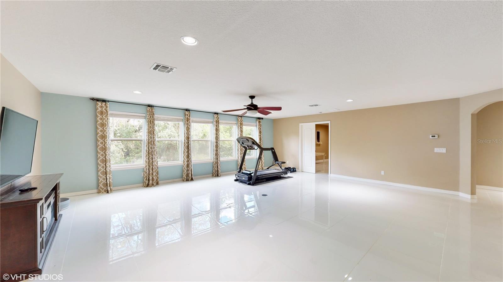 1240 BELLA VISTA CIR