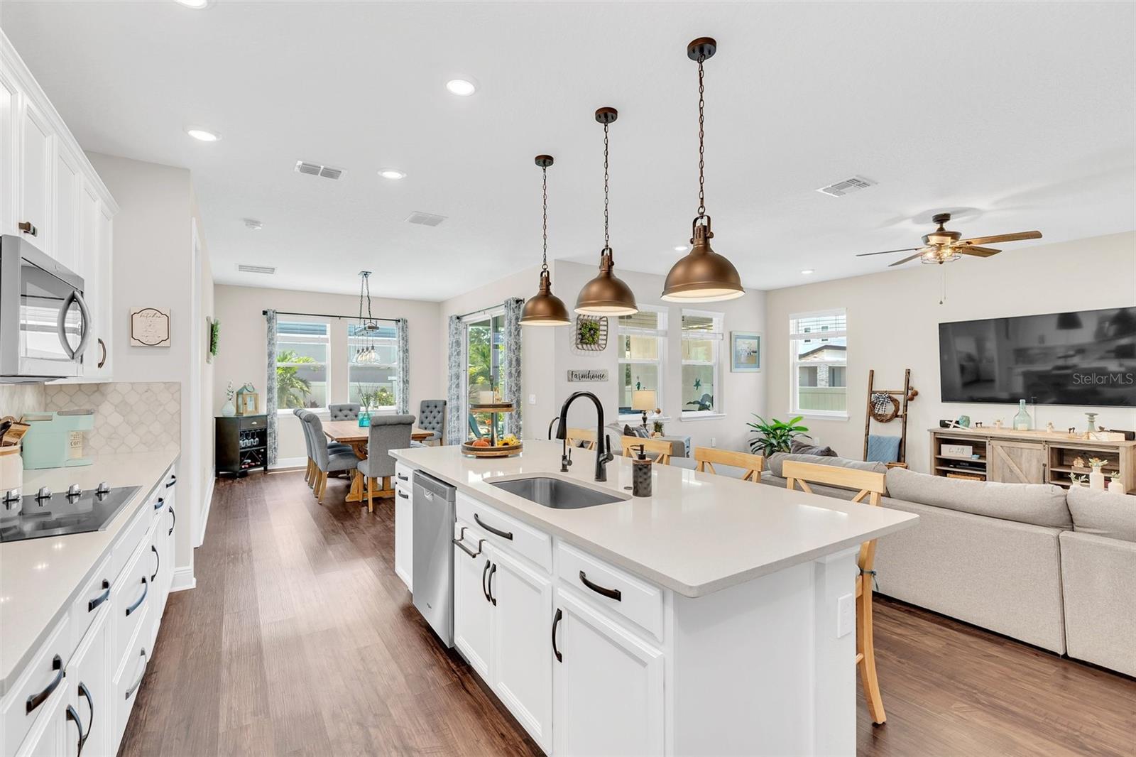 2079 LAURELWOOD WAY