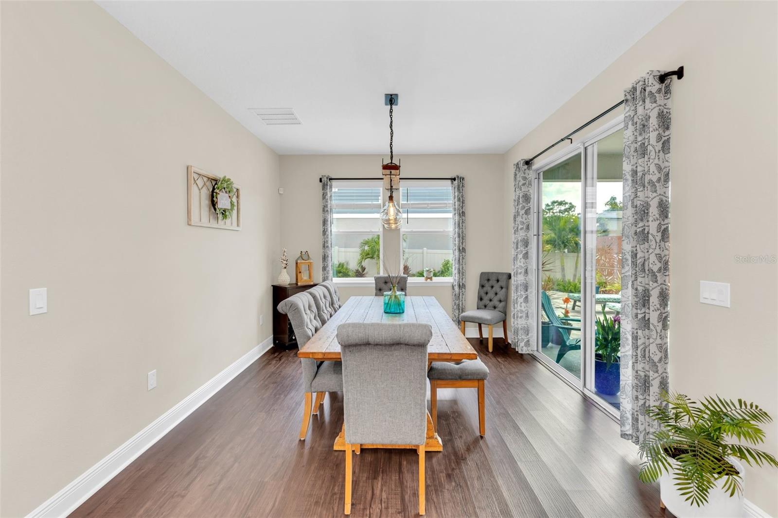 2079 LAURELWOOD WAY