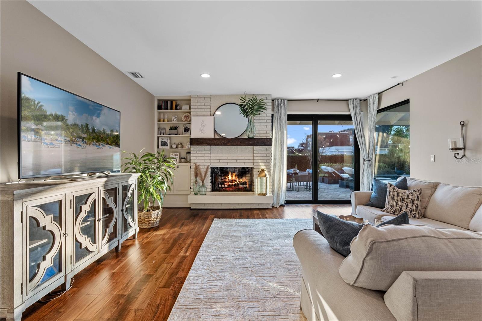 2116 ALAMEDA ST