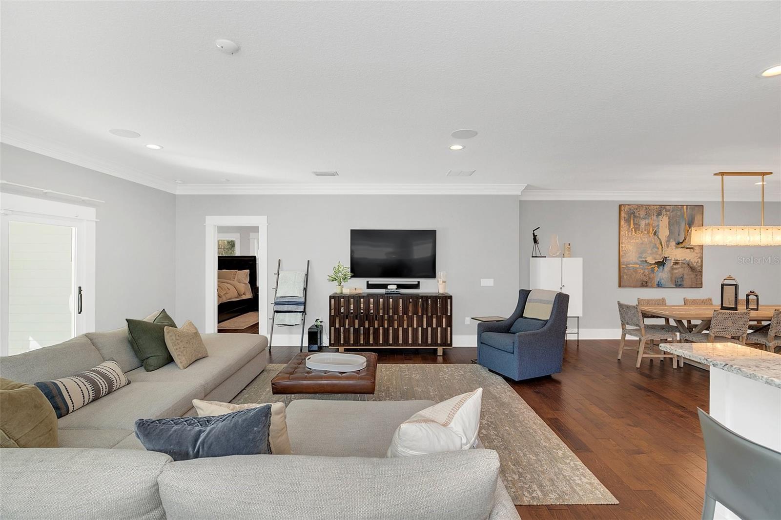 548 W KING ST