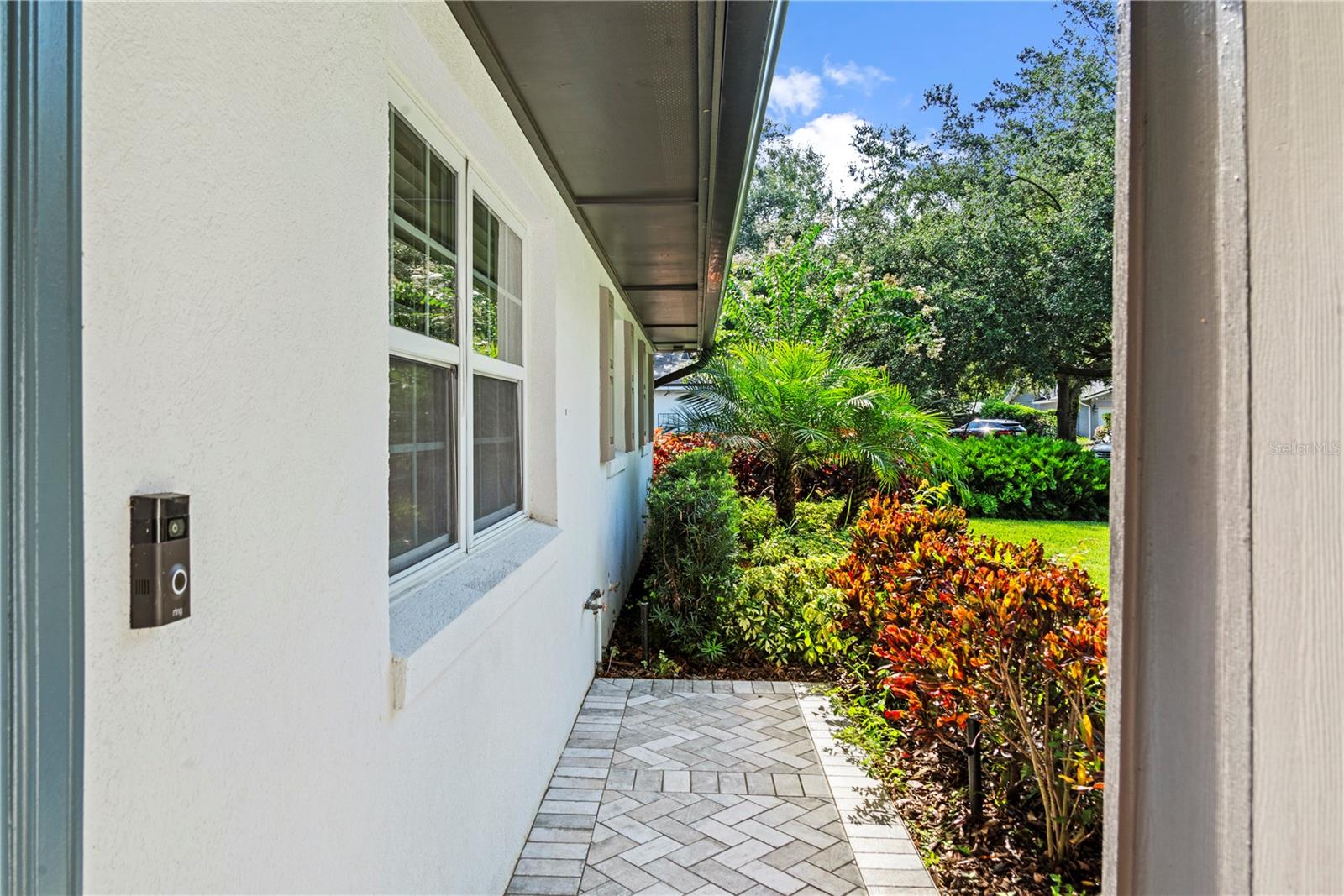 2433 WHITEHALL CIR