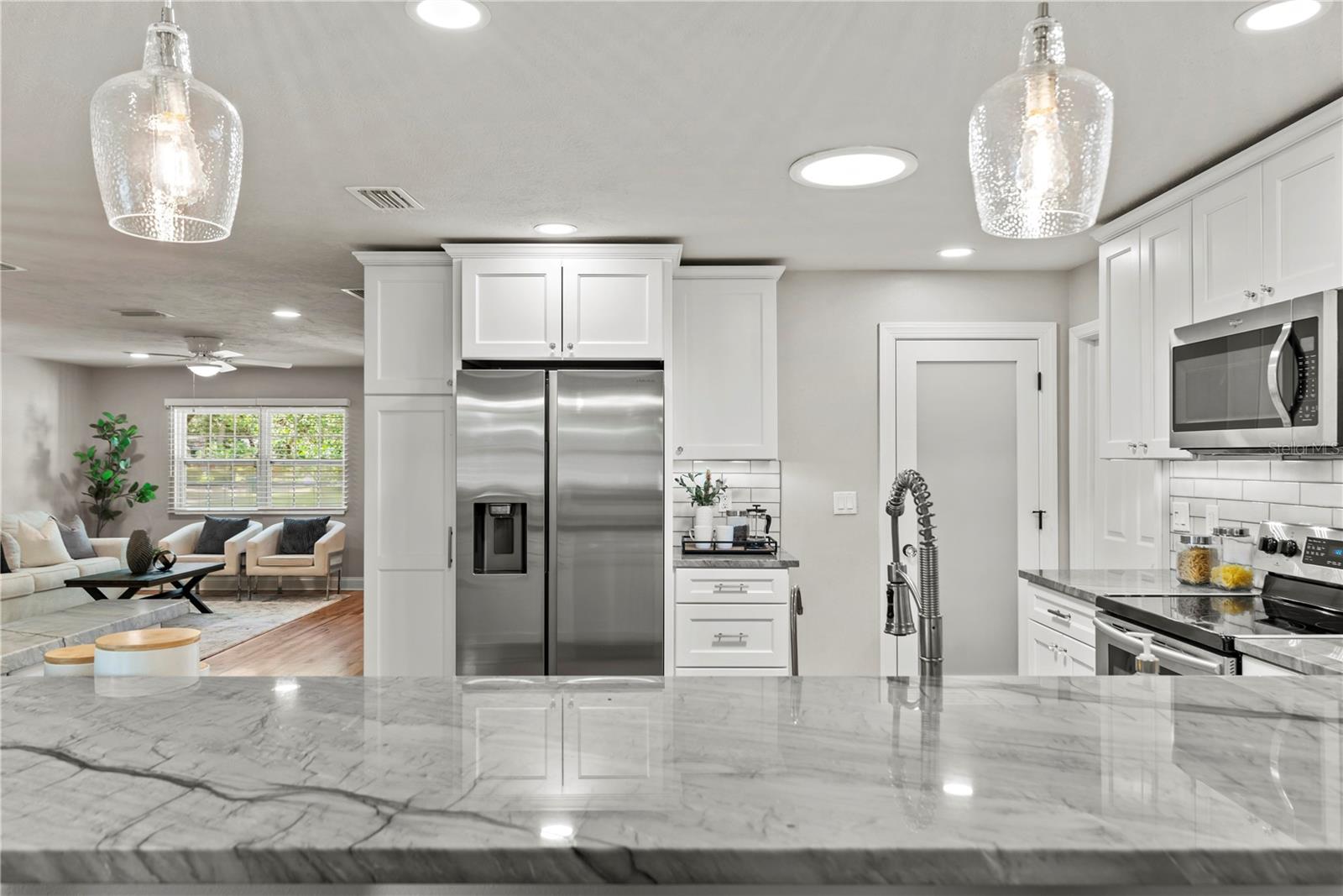 2433 WHITEHALL CIR