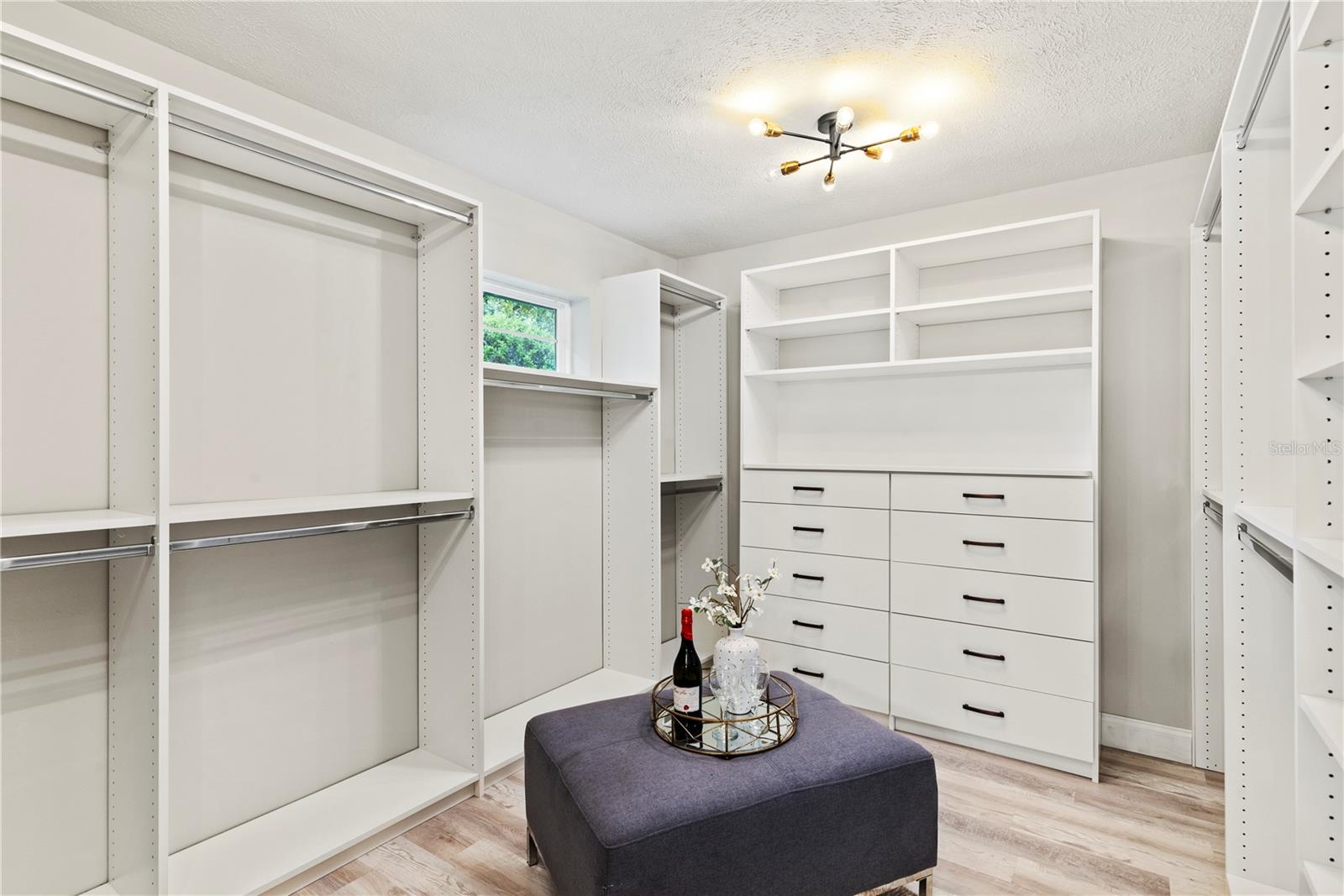 2433 WHITEHALL CIR