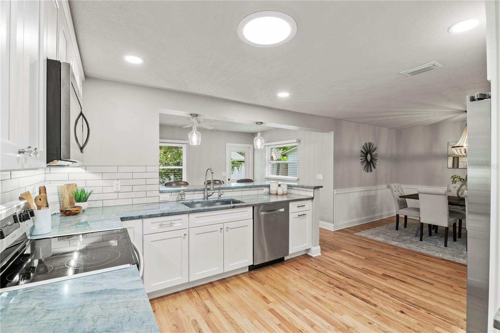 2433 WHITEHALL CIR