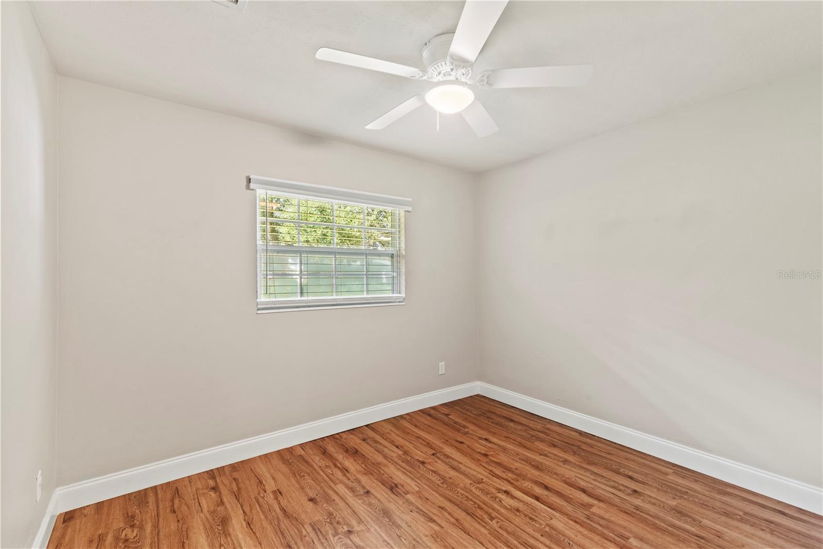 2433 WHITEHALL CIR