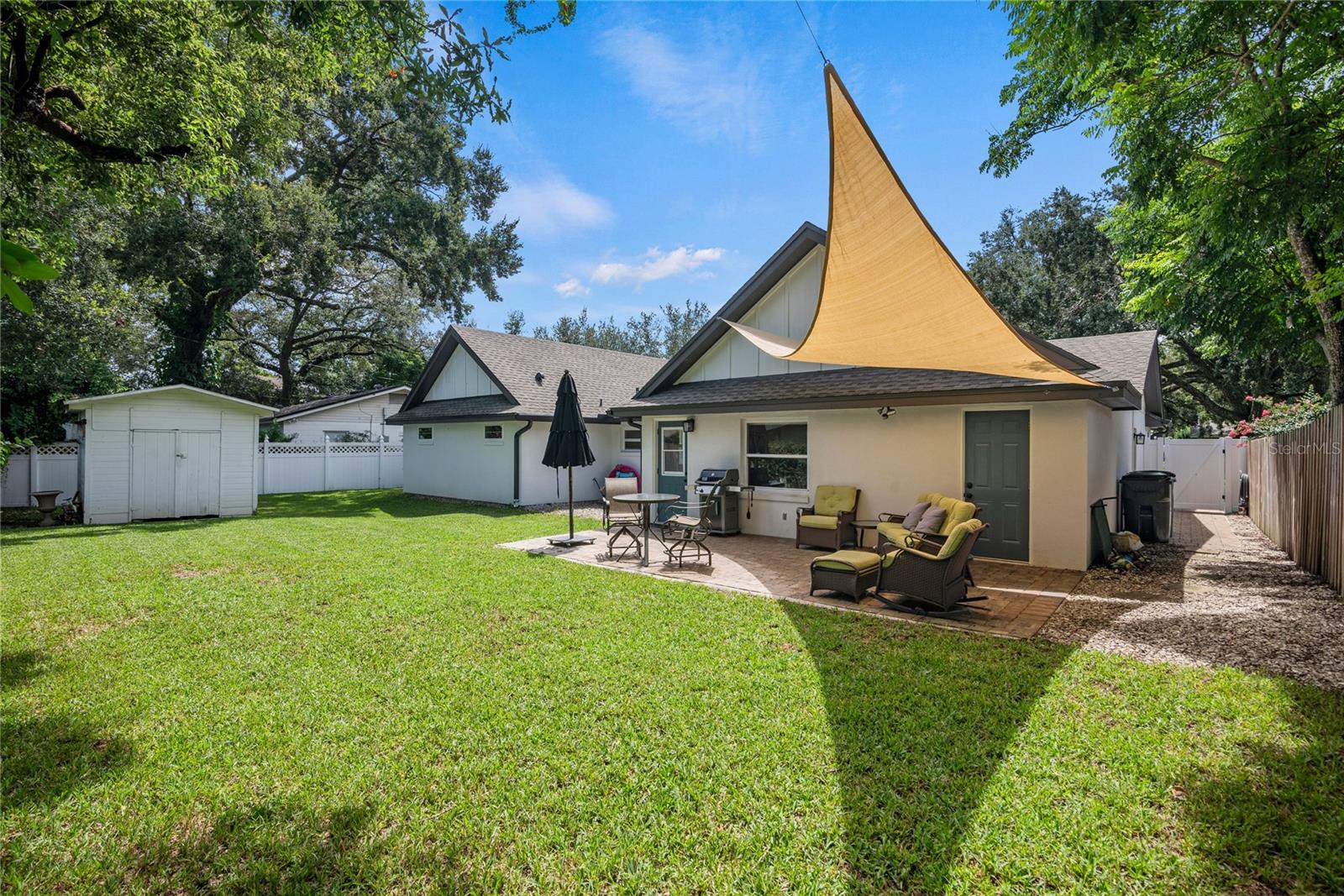 2433 WHITEHALL CIR