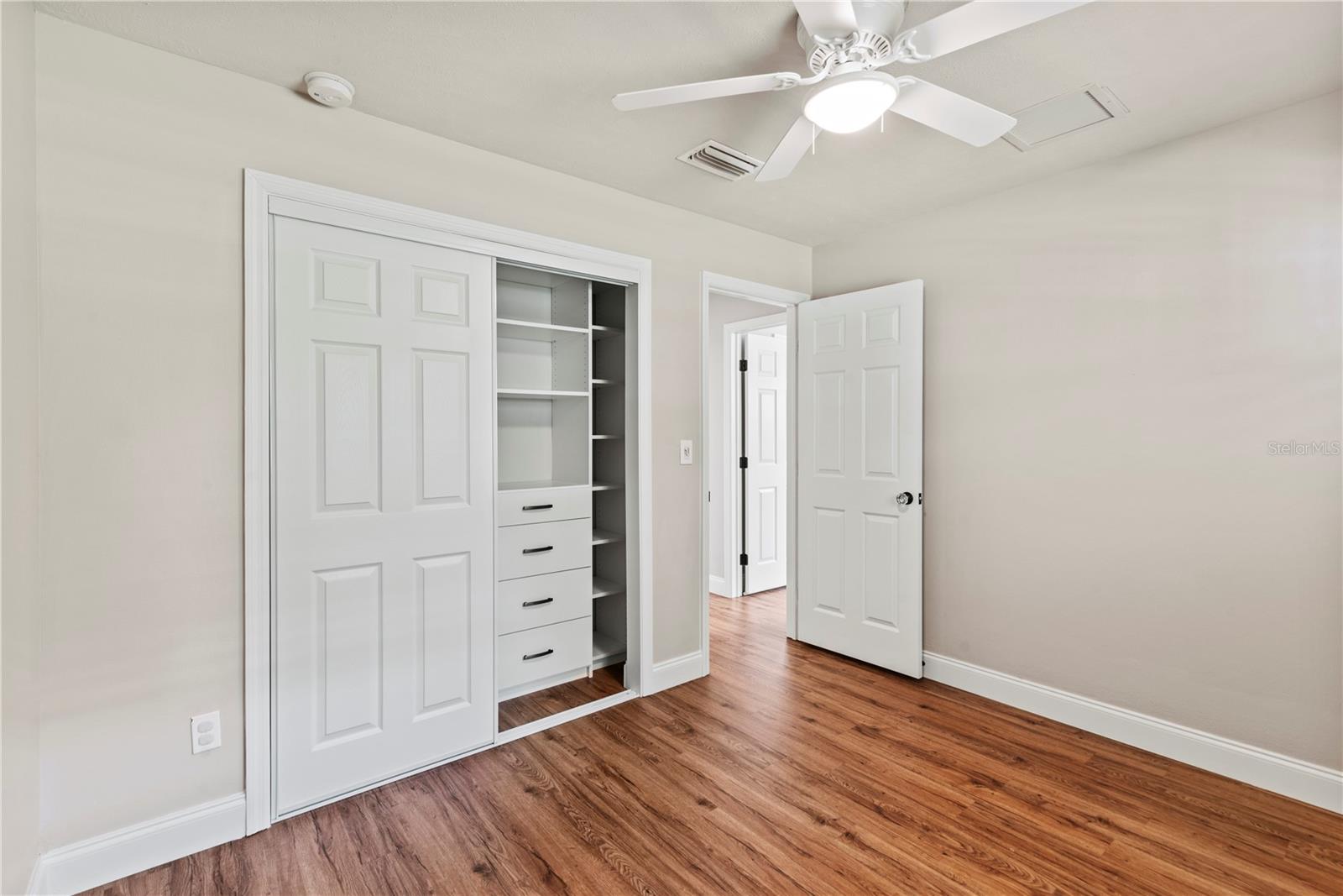 2433 WHITEHALL CIR
