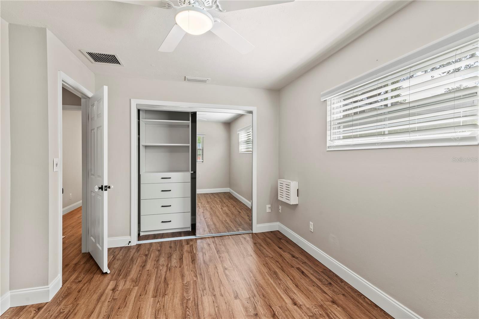 2433 WHITEHALL CIR