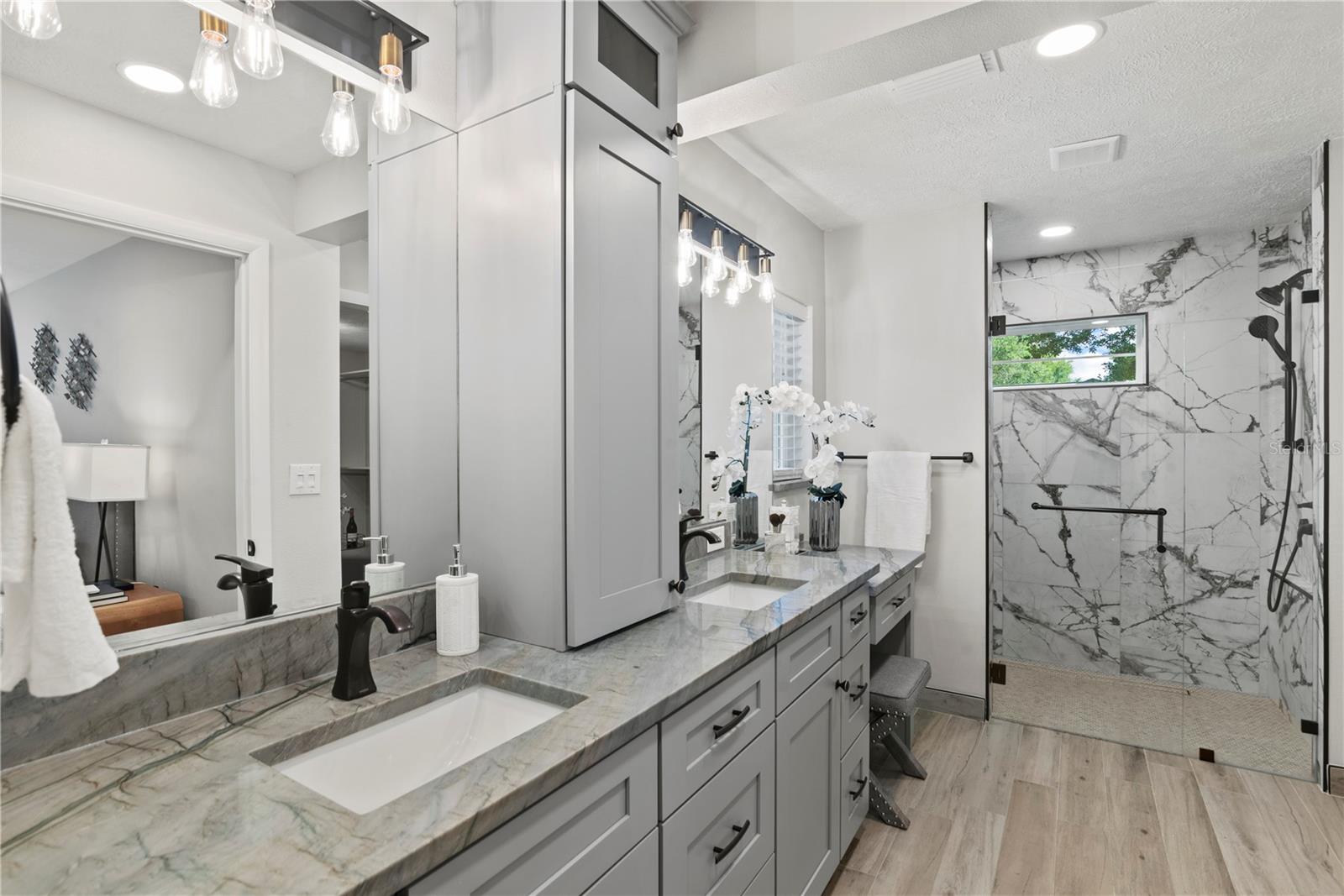 2433 WHITEHALL CIR