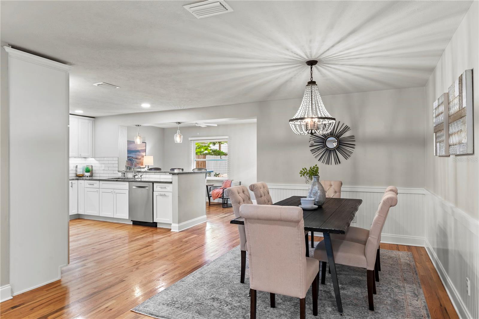 2433 WHITEHALL CIR