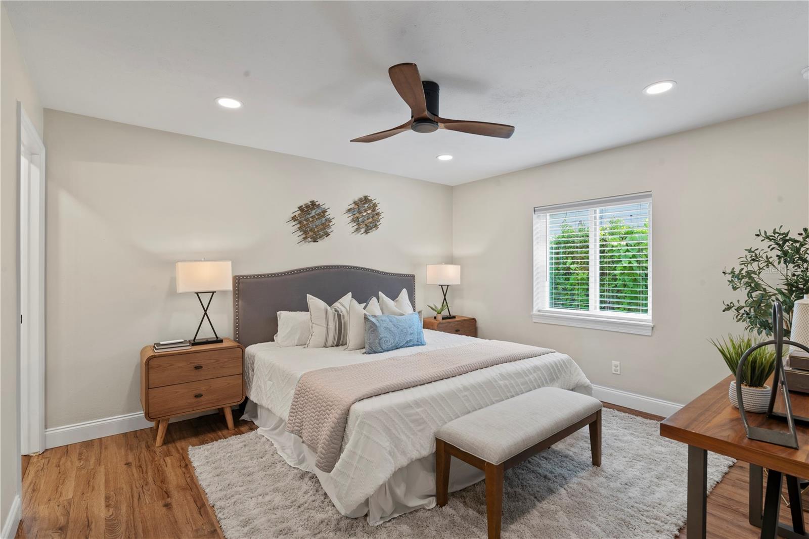 2433 WHITEHALL CIR