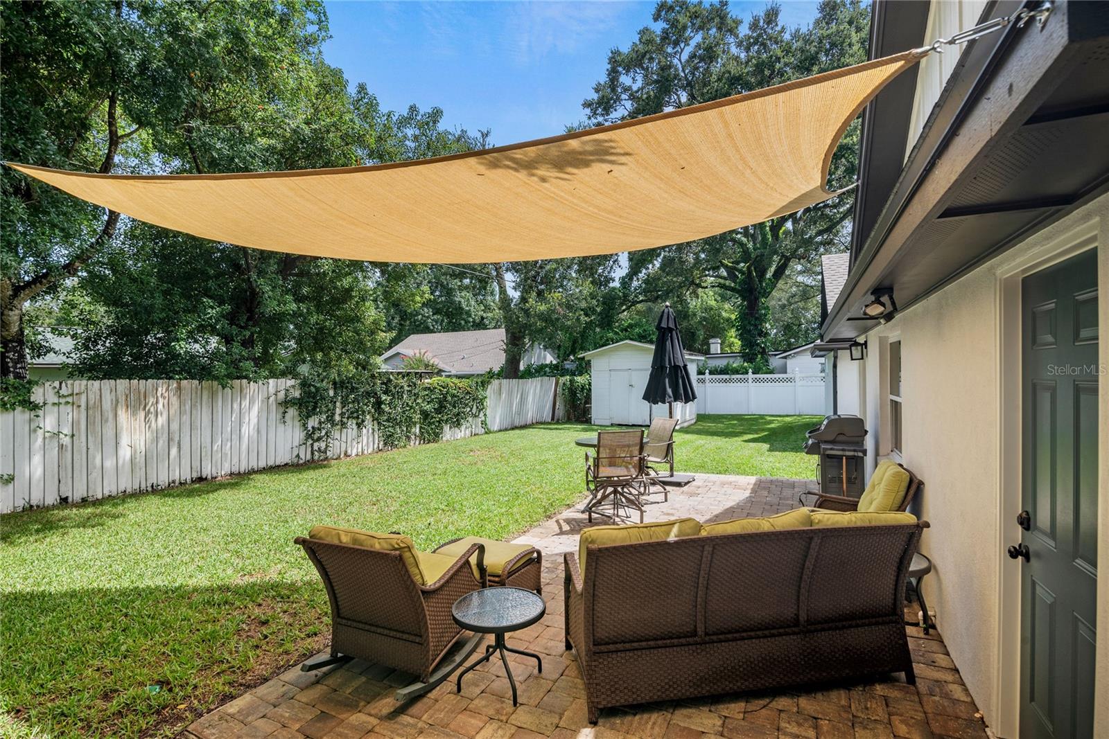 2433 WHITEHALL CIR