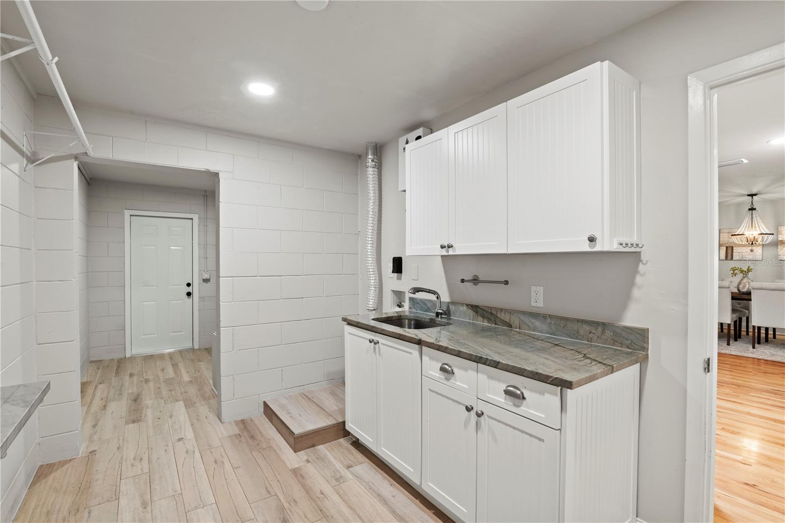 2433 WHITEHALL CIR