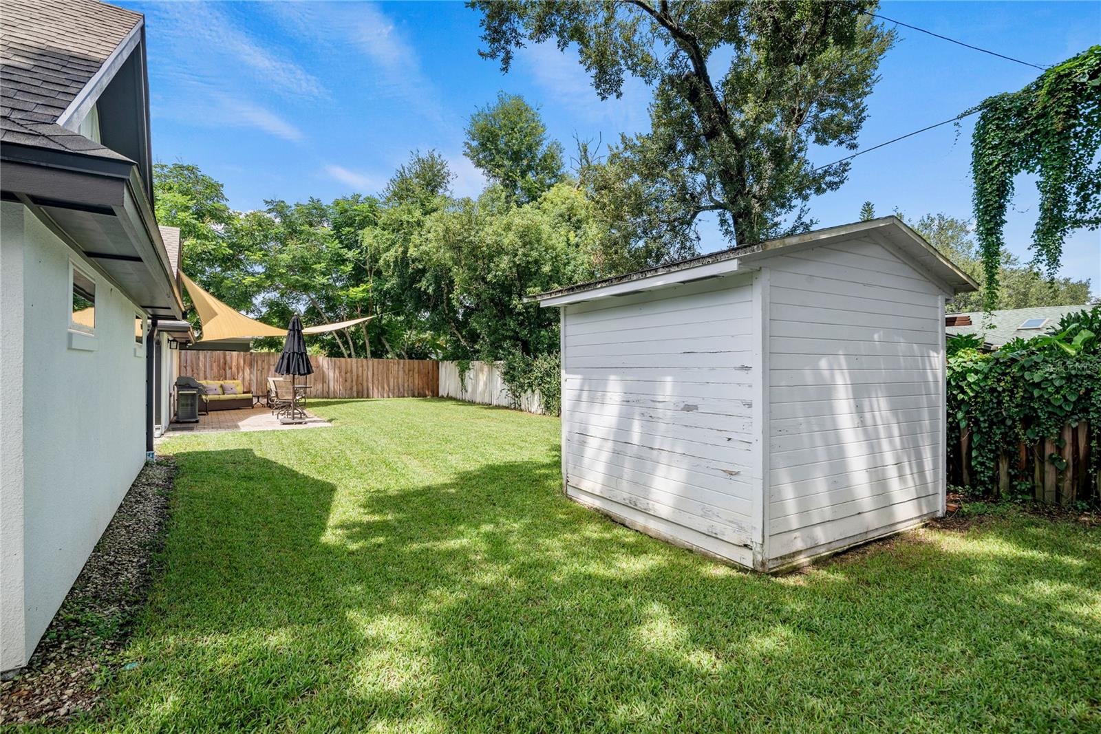 2433 WHITEHALL CIR