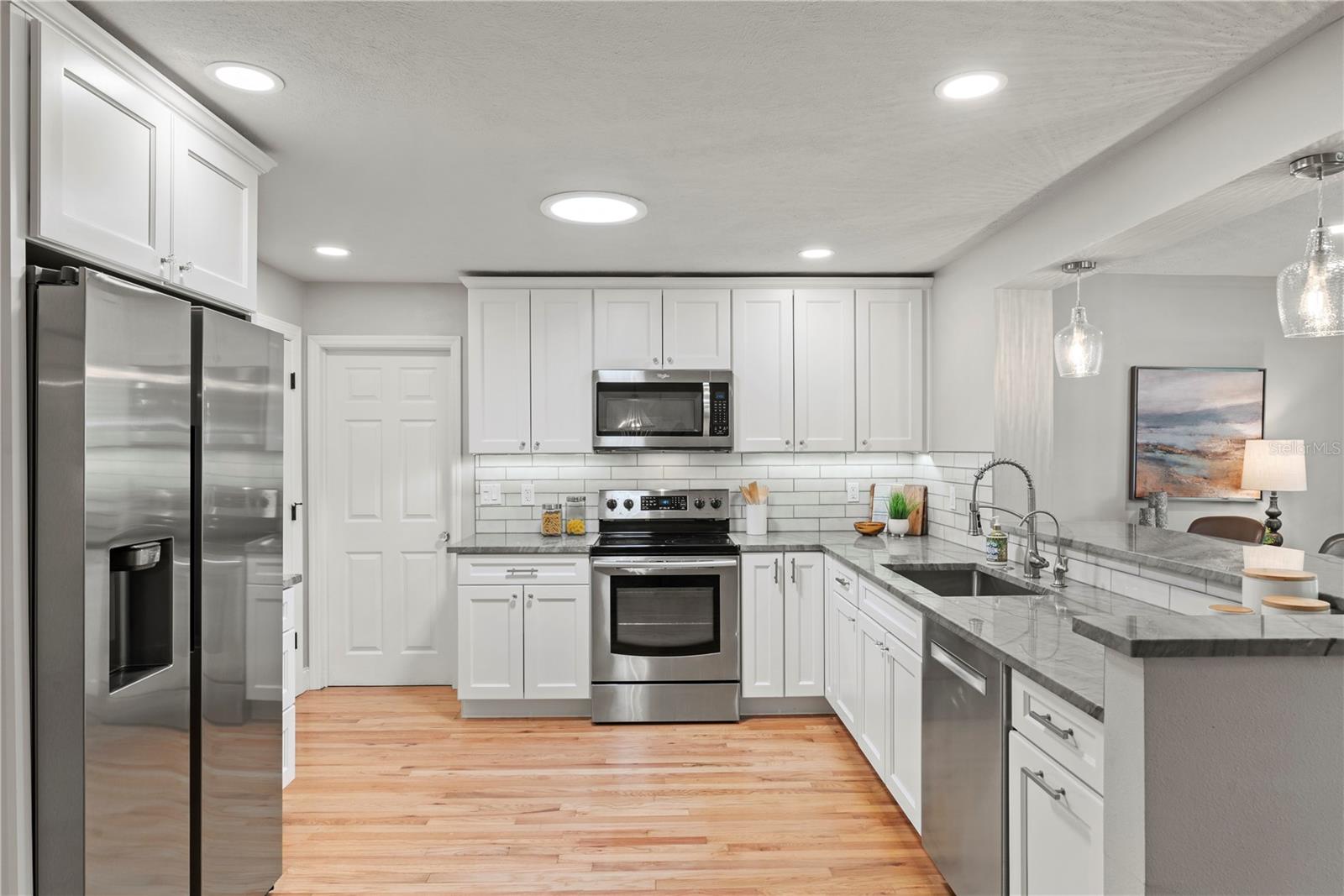 2433 WHITEHALL CIR