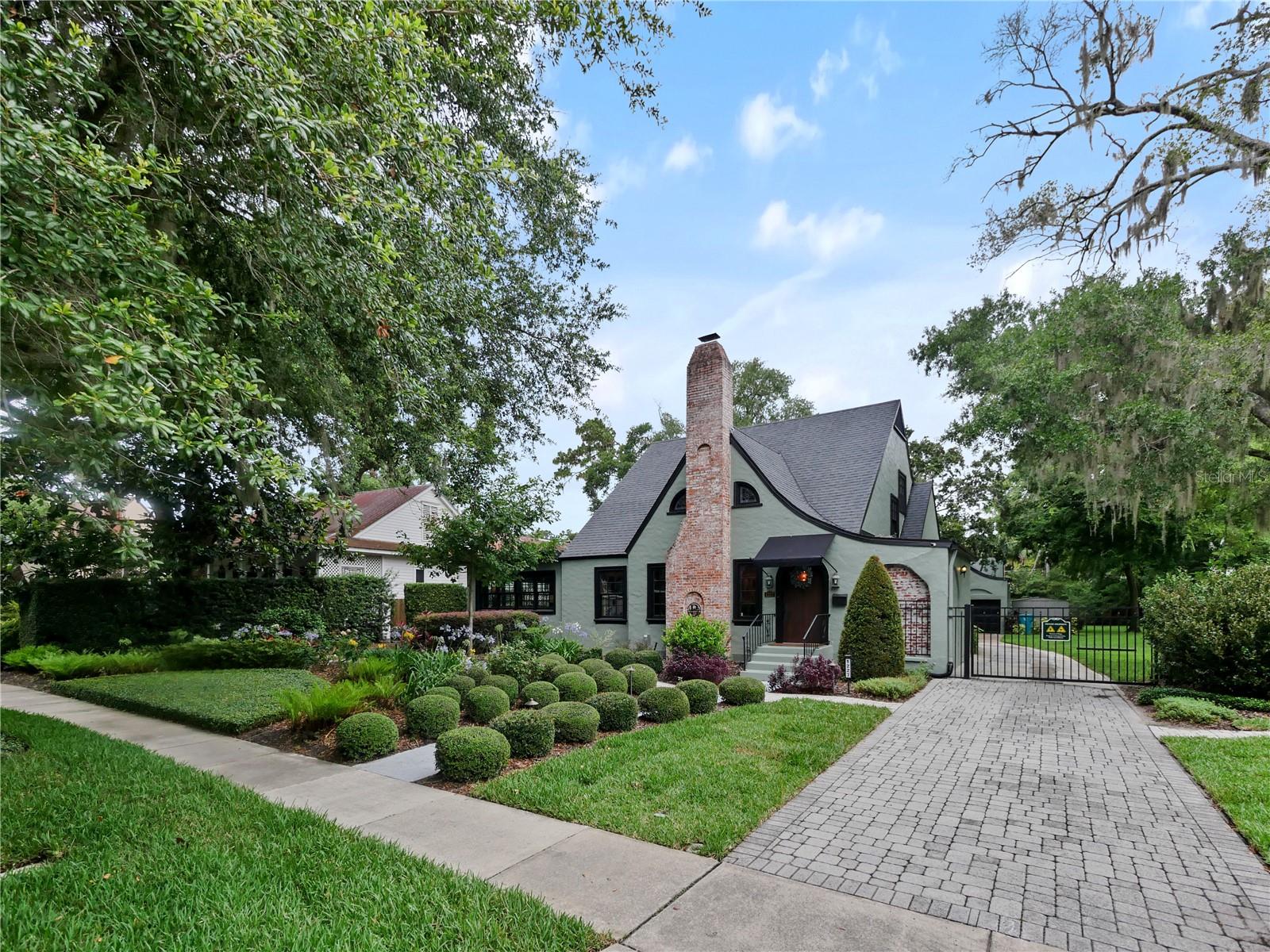 1227 GOLDEN LN