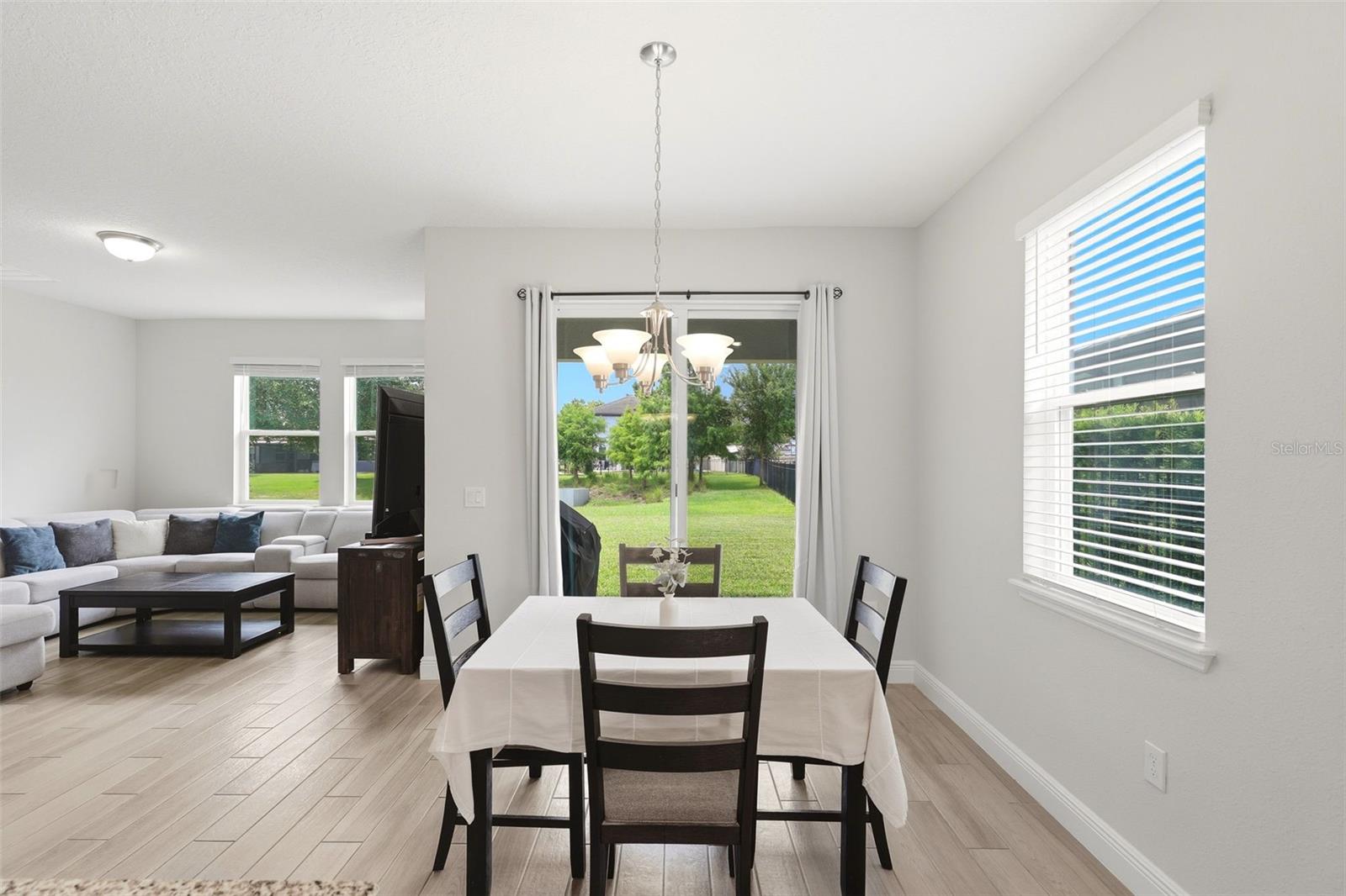 2087 LAURELWOOD WAY