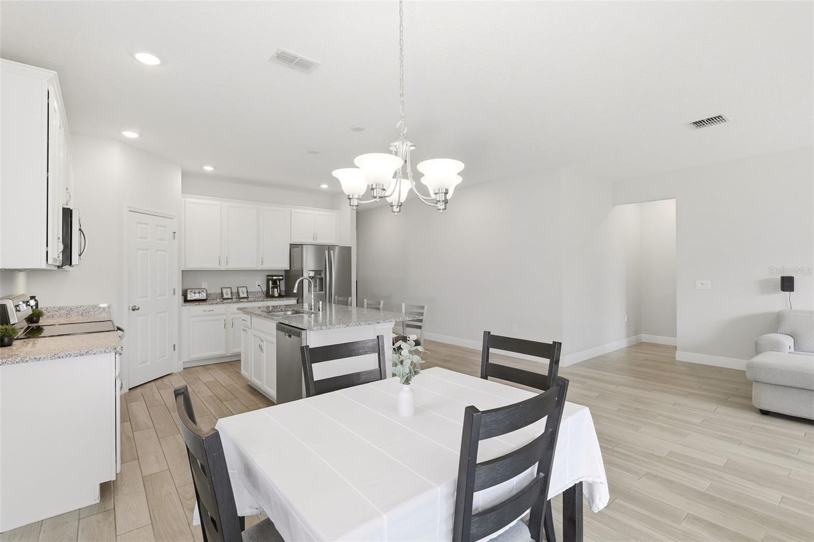 2087 LAURELWOOD WAY