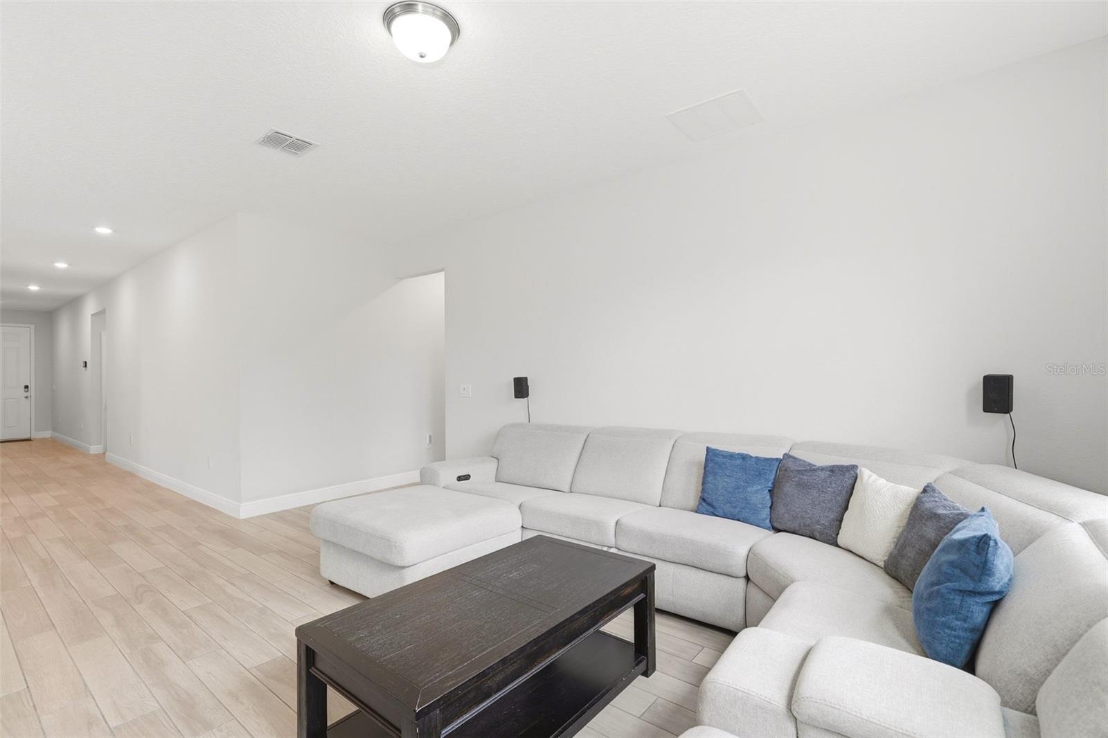 2087 LAURELWOOD WAY