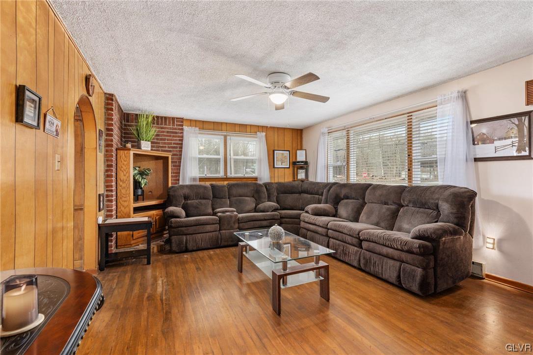 11 Forest Road