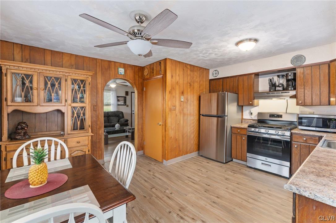 11 Forest Road