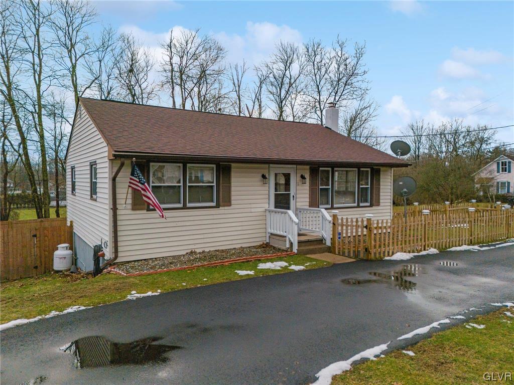 11 Forest Road