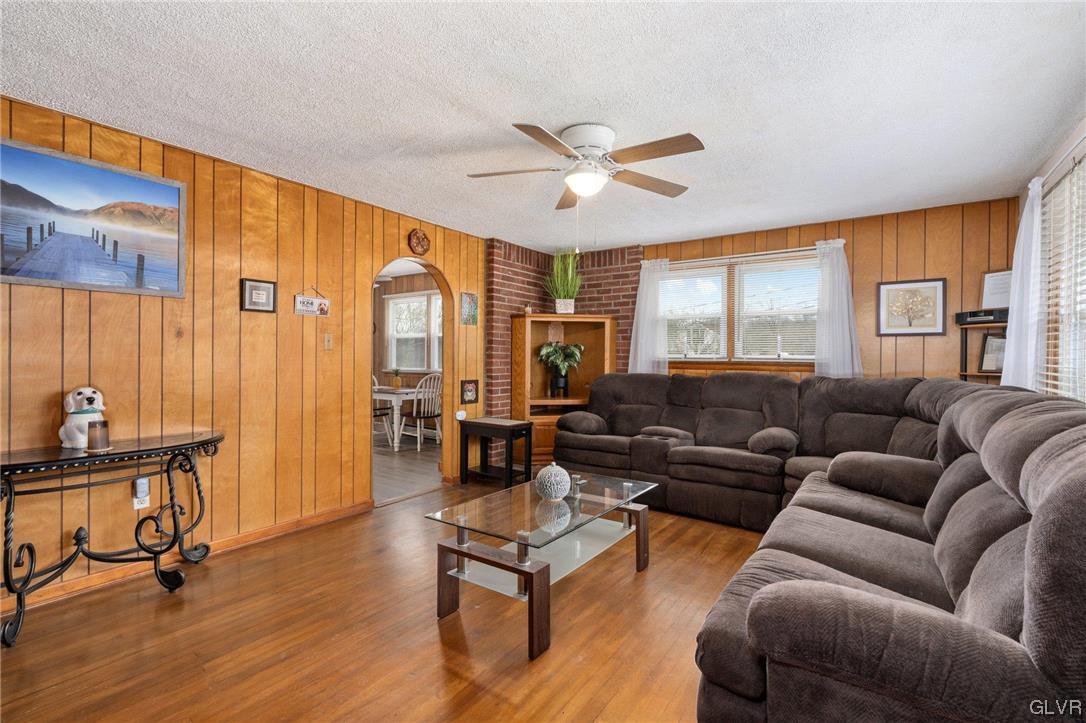 11 Forest Road