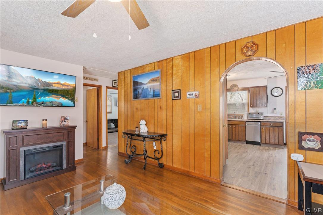 11 Forest Road