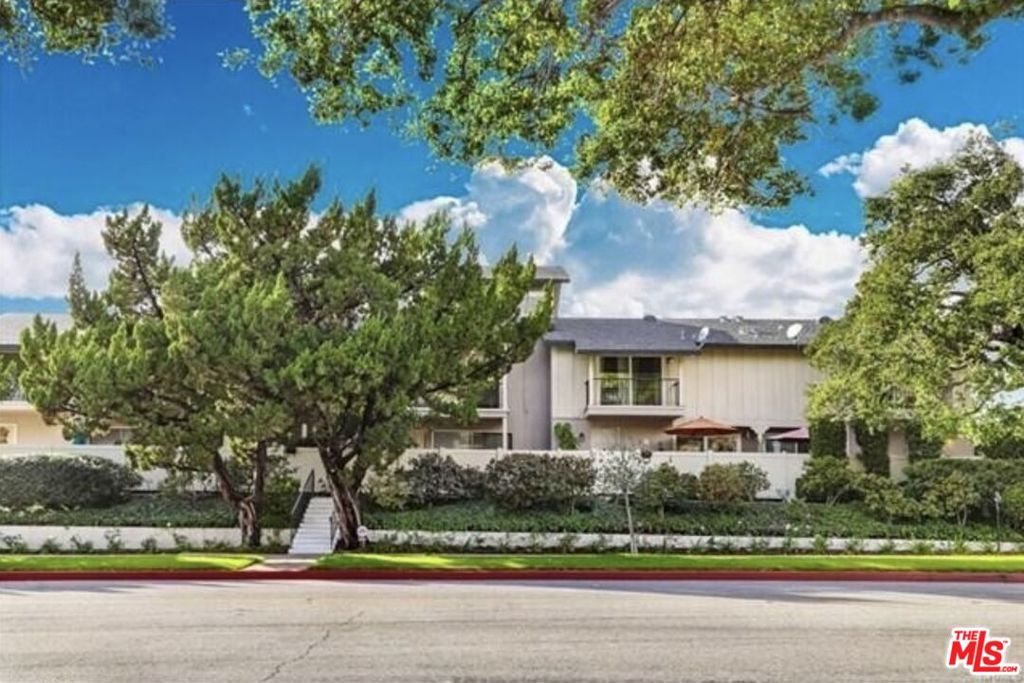 807 N Altadena Drive