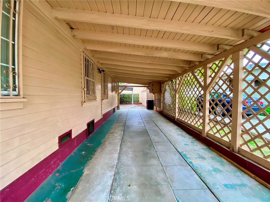 1202 E Acacia Avenue