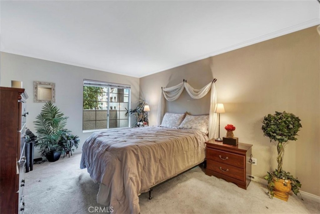 5500 Owensmouth Avenue 104