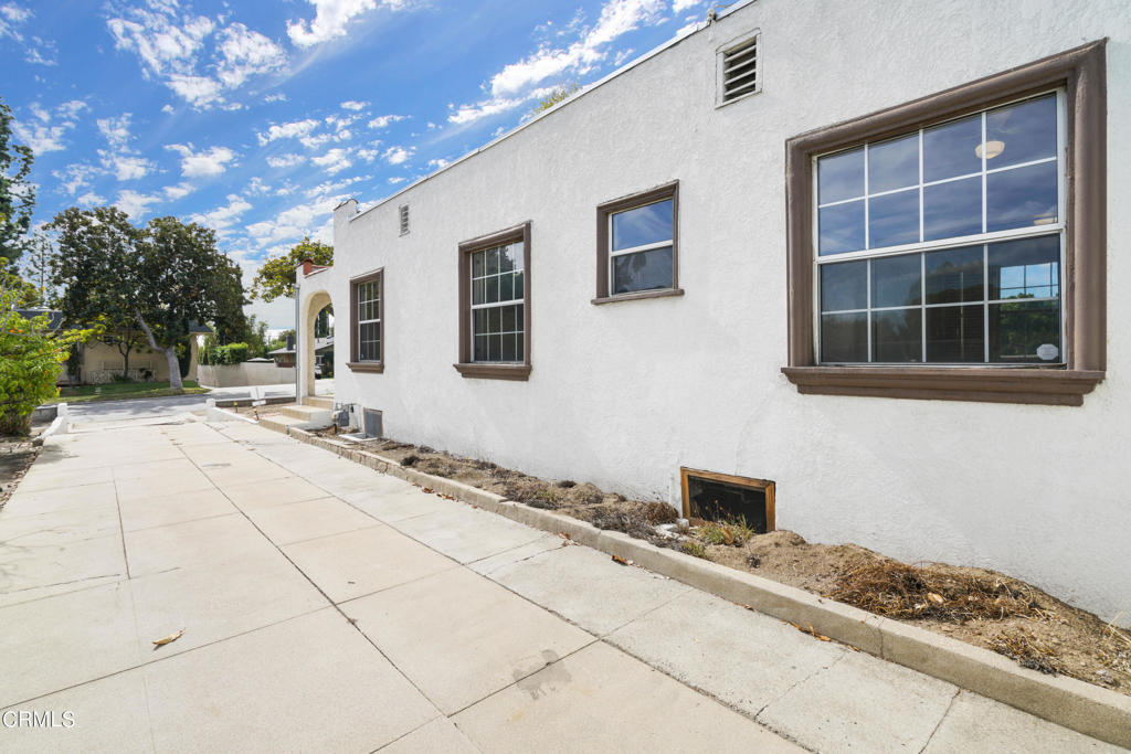 2433 E Mountain Street