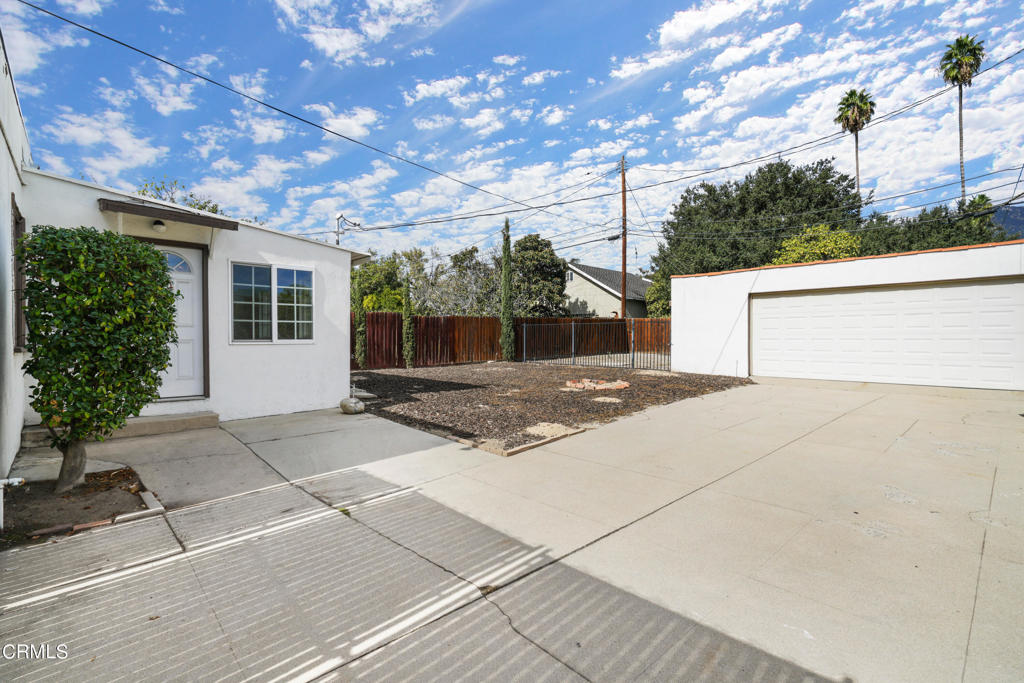 2433 E Mountain Street