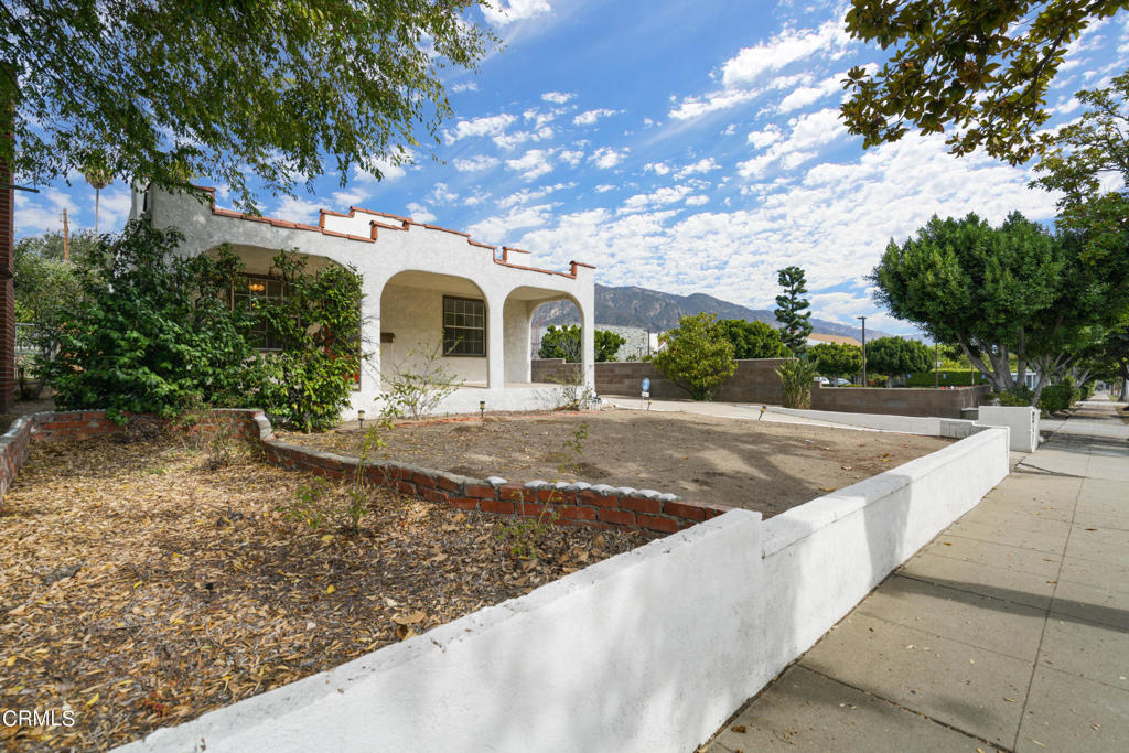 2433 E Mountain Street