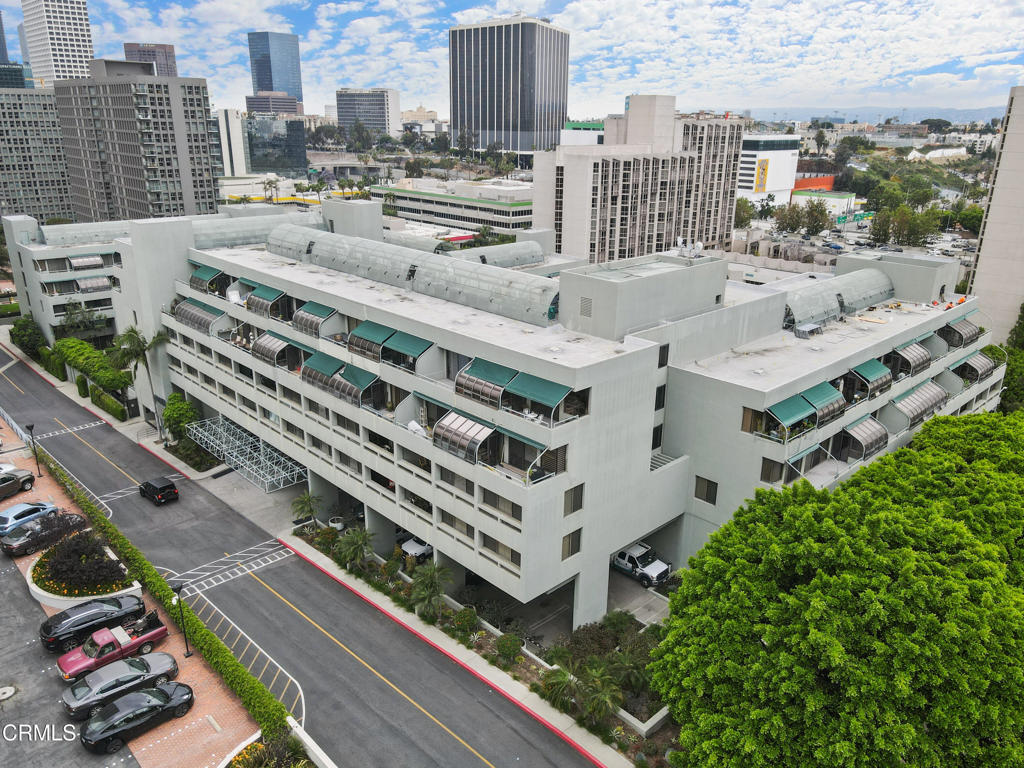 880 W 1st Street 527