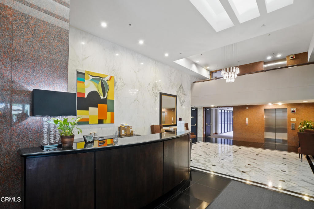 880 W 1st Street 527