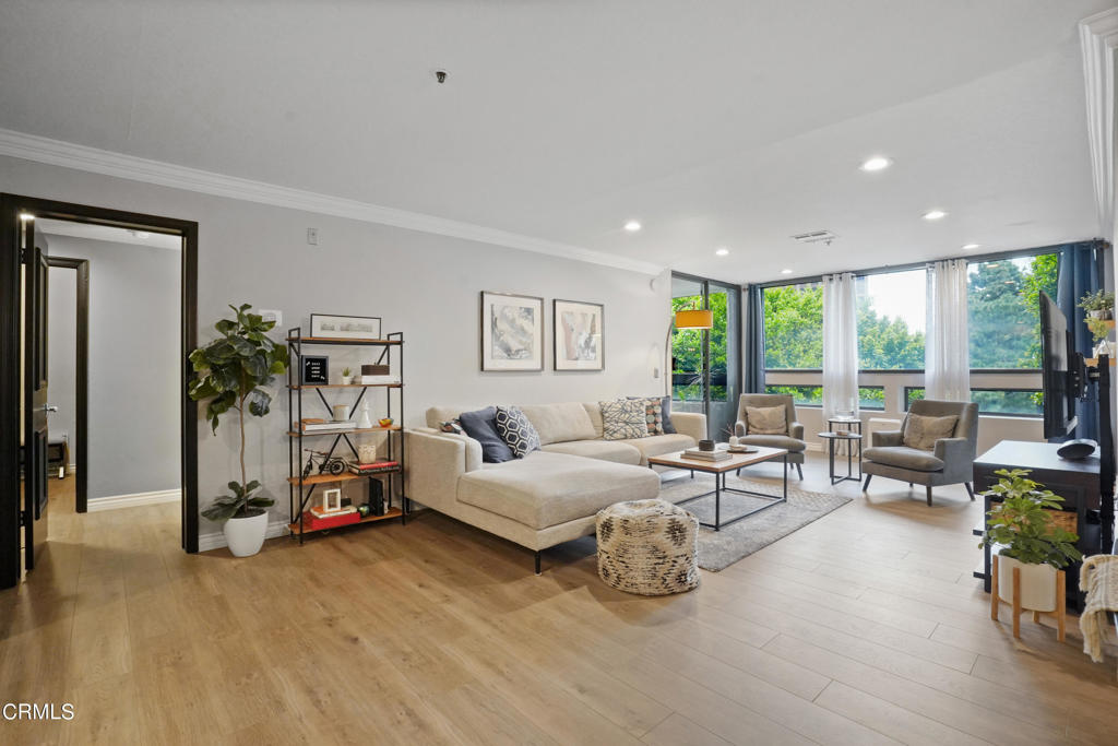 880 W 1st Street 527